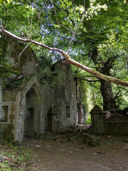 Old ruined quarry building at Dorothea Quarry